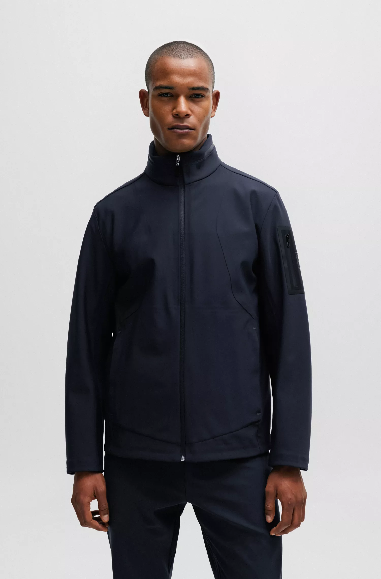 Jaqueta softshell verde-repelente à água da BOSS com bolso na manga com a marca.