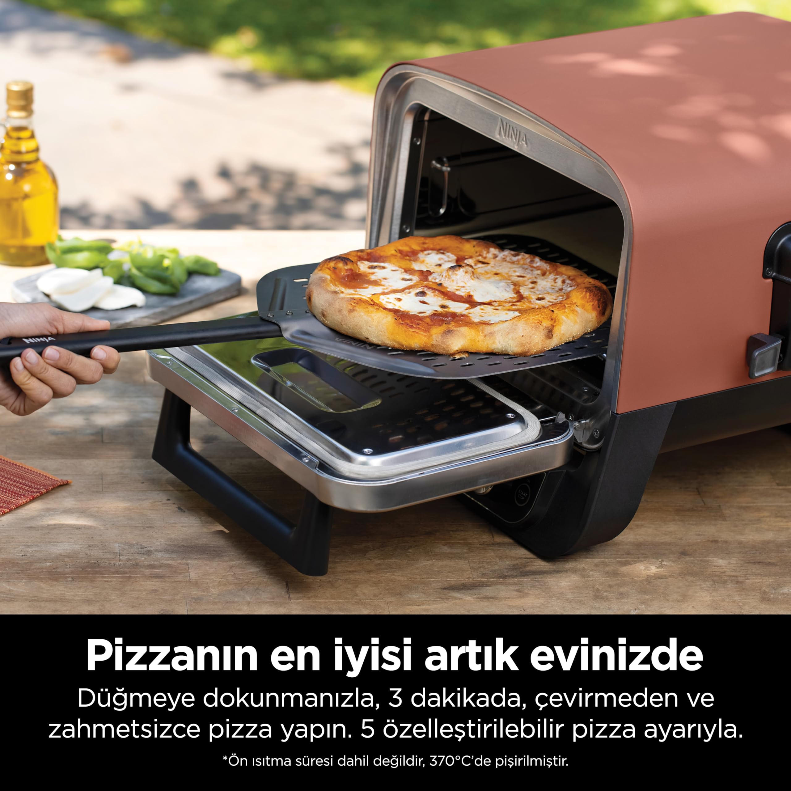 Ninja Woodfire Four à pizza extérieur électrique 8-en-1, rotissoire & fumoir barbecue avec grille, plaque pro-heat, pierre à pizza, granulés de bois e