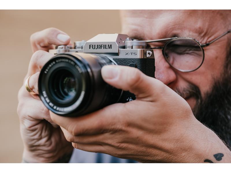Fujifilm Fotokamera X-T5 Kit XF 16-50mm Silber Spiegellose Systemkamera mit 40.2 Megapixel-Sensor und integriertem Fünf-Achsen-Bildstabilisator inkl. Objektiv