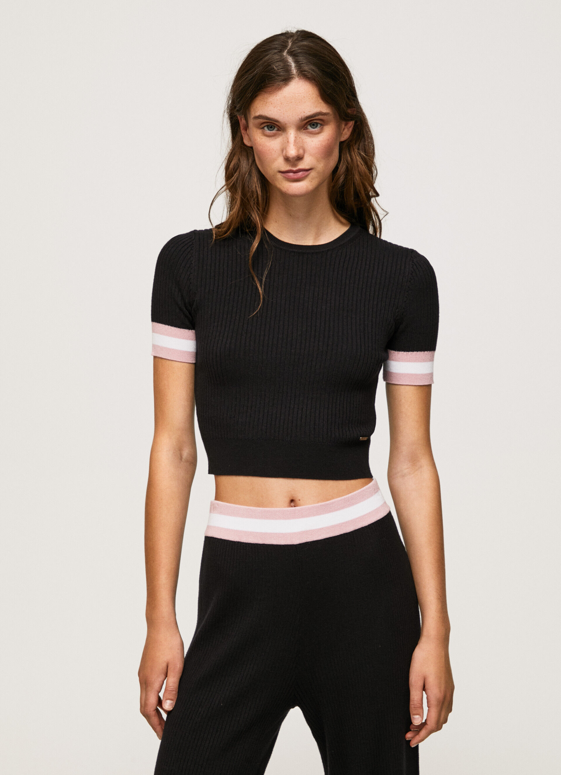 Blusa de manga curta com gola redonda - preta