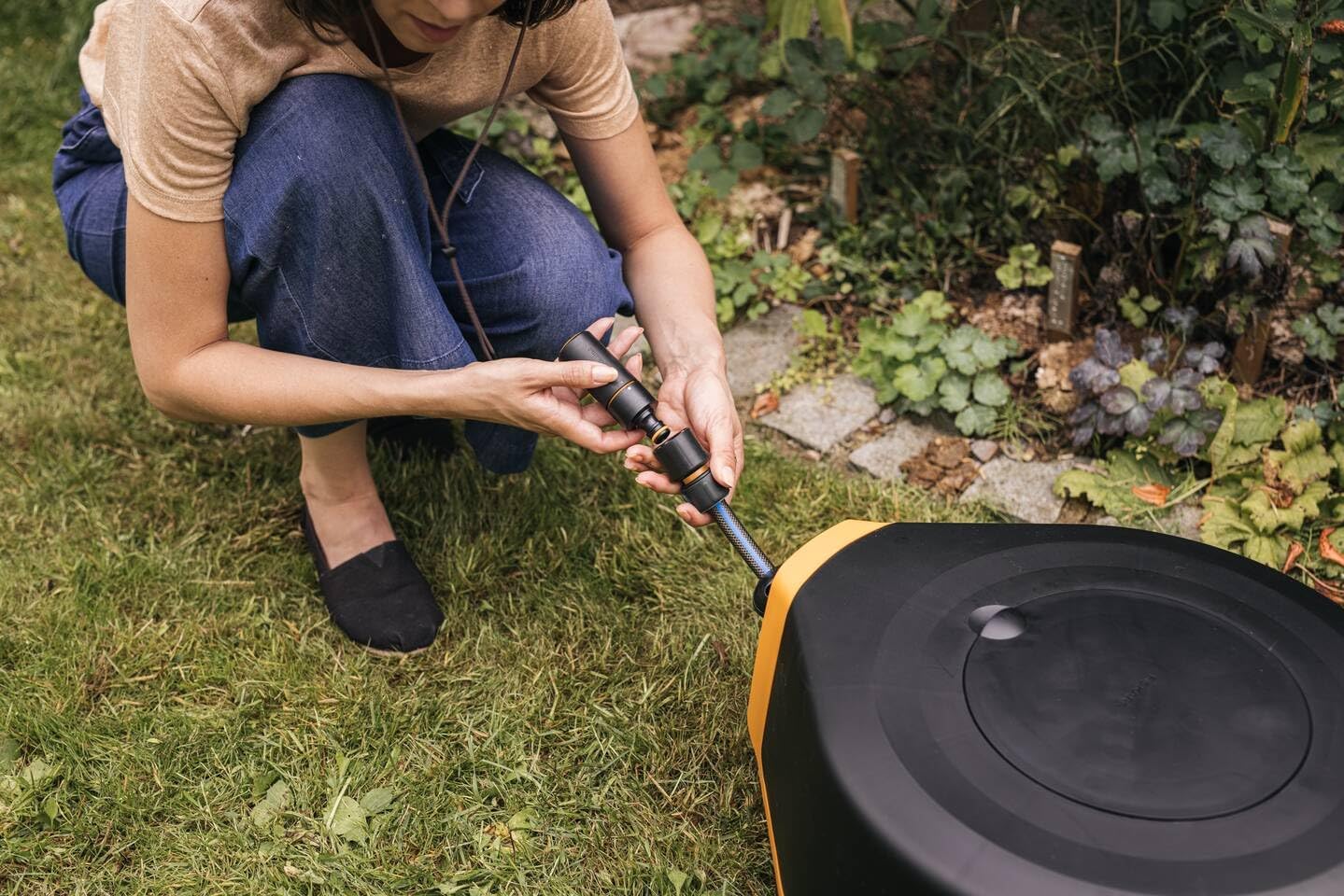 Fiskars Waterwheel XL, All-Inclusive-Bewässerungs-Set, 25 m Gesamtreichweite, Autom. Einziehen, Gartenschlauch in Universalgröße (Ø 13 mm), Universal-Hahnverbinder, Schwarz/Orange, X-Series, 1067549