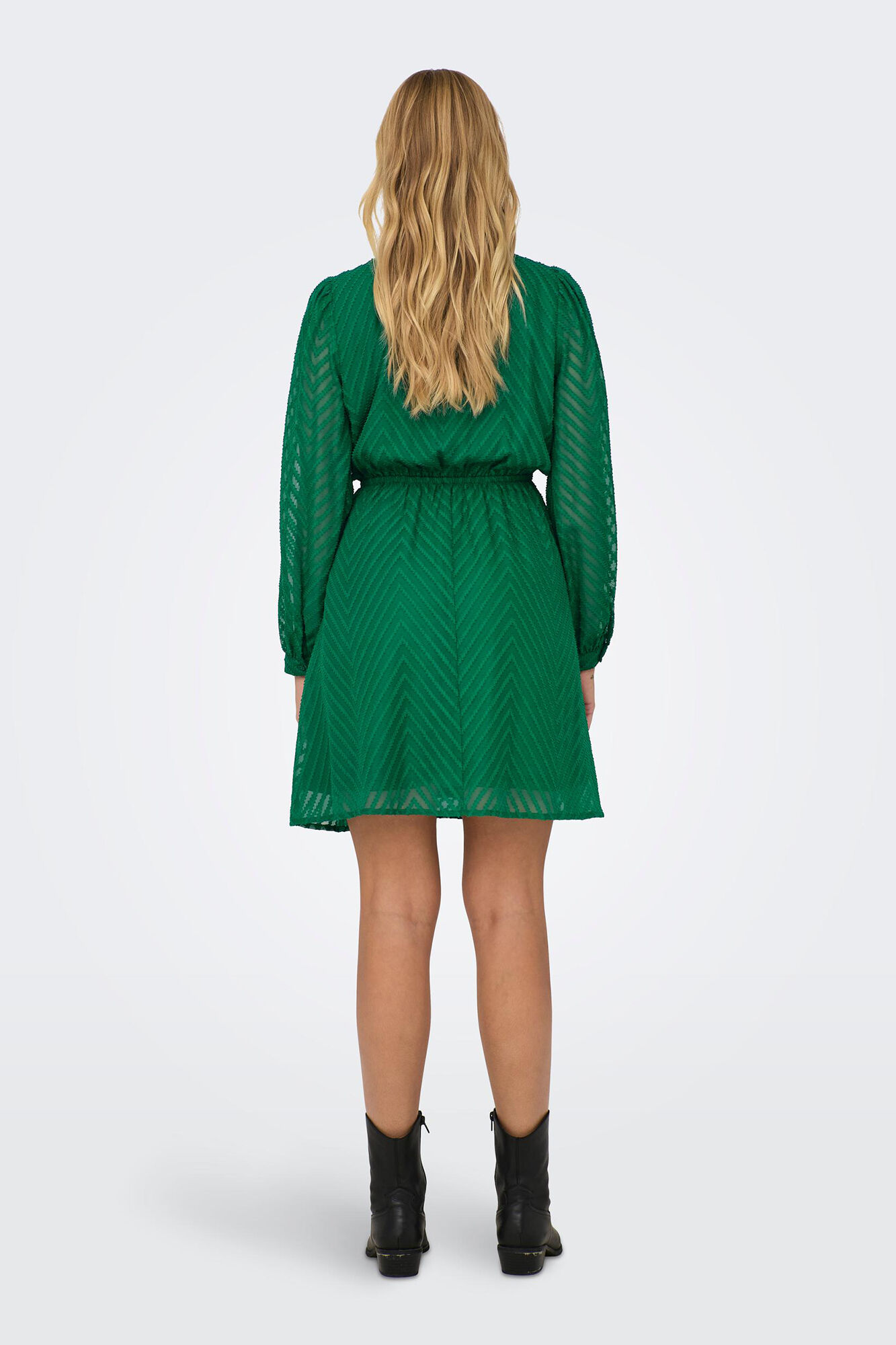 Vestido curto com mangas compridas