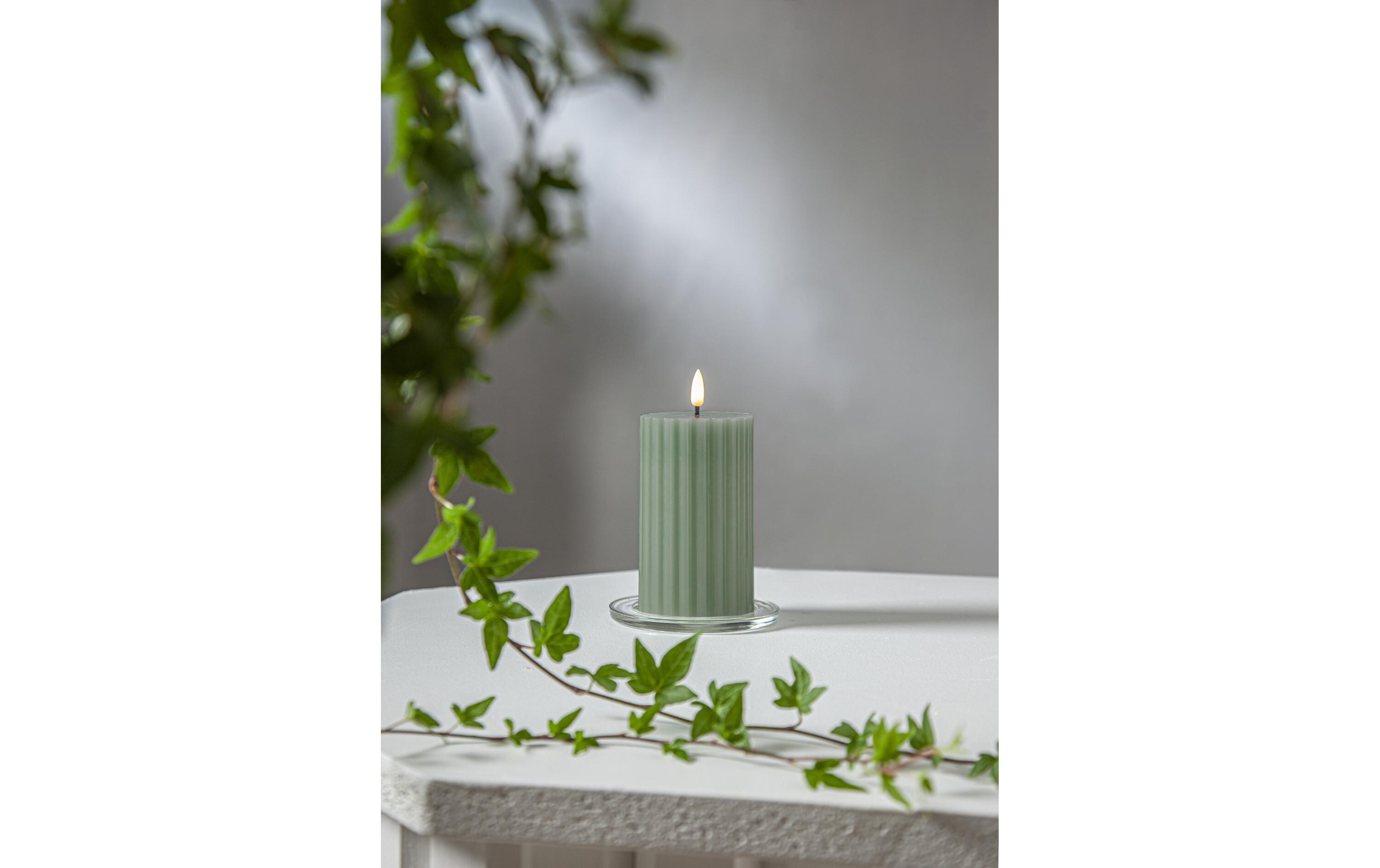 LED-Kerze Pillar Flamme Stripe, Ø 7.5 x 15 cm, GrünKerze aus Wachs mit LED Leuchte