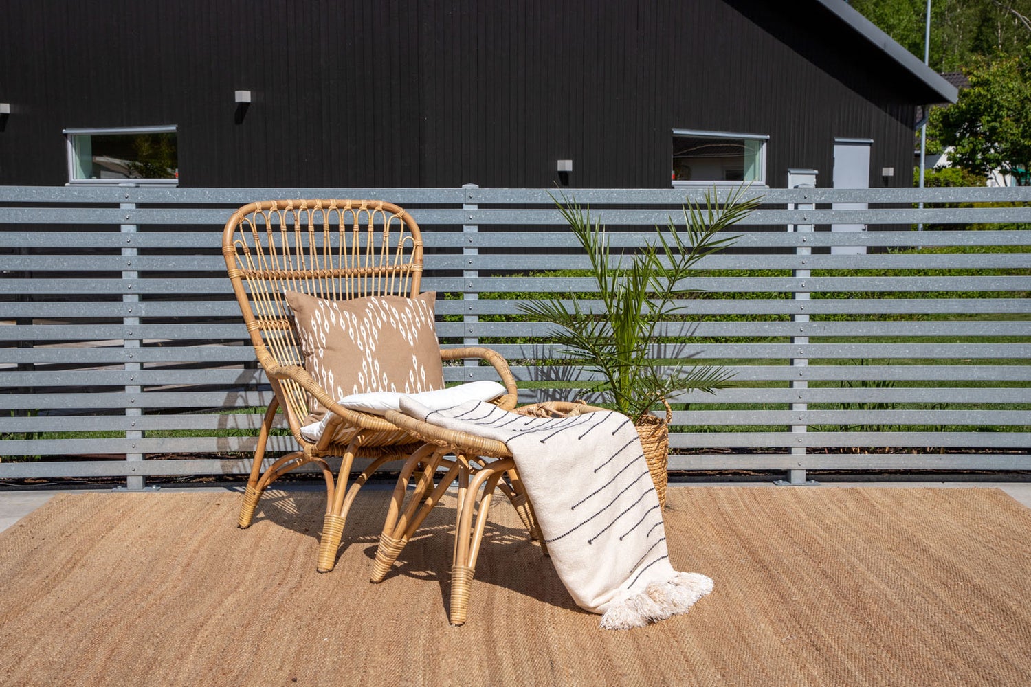 Ella loungestoel met voetenbank, naturel, gebroken wit. 66 x 131 x 95 cm