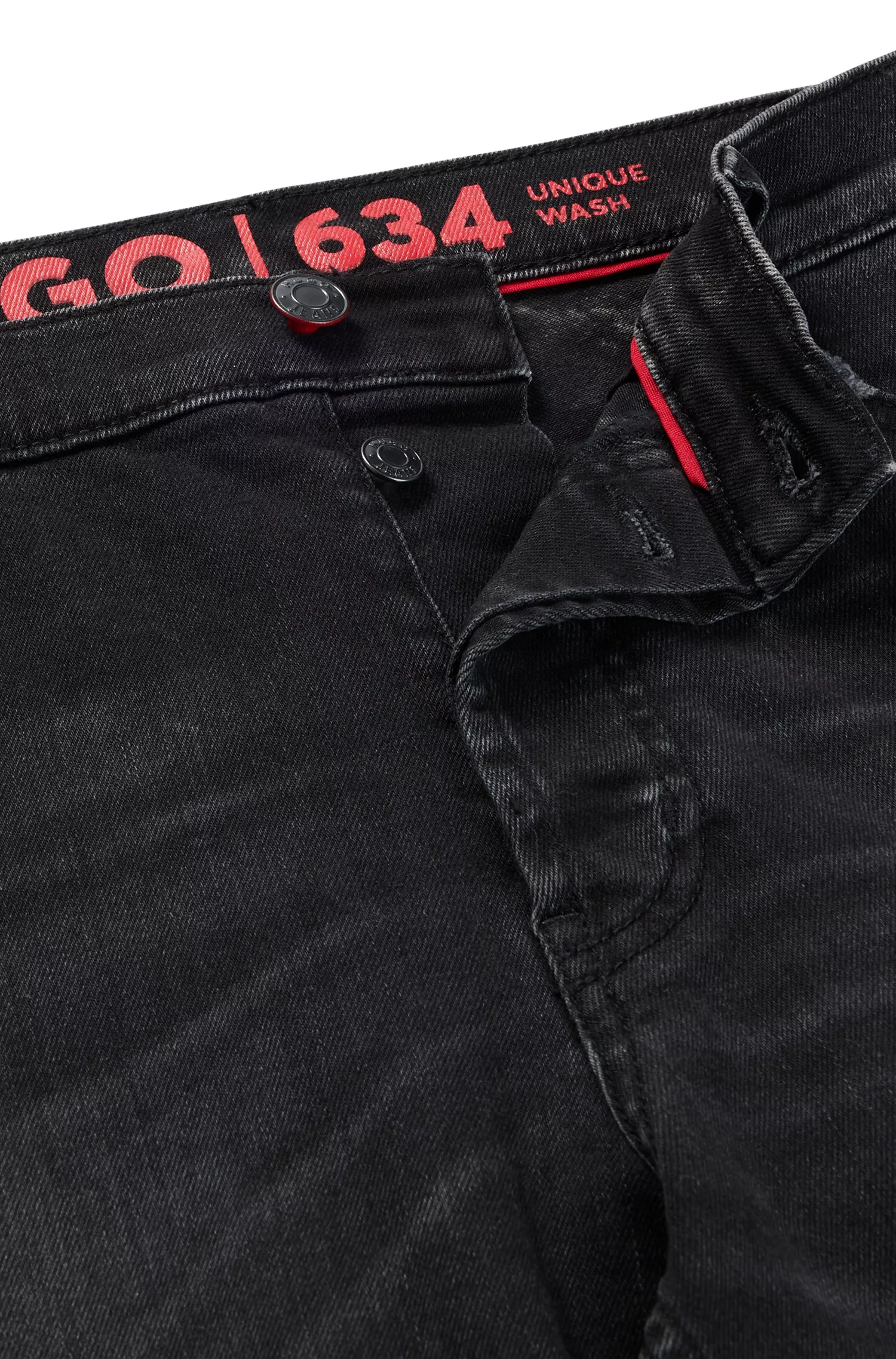 Calça jeans HUGO vermelha, corte afunilado, em denim preto com elasticidade confortável.