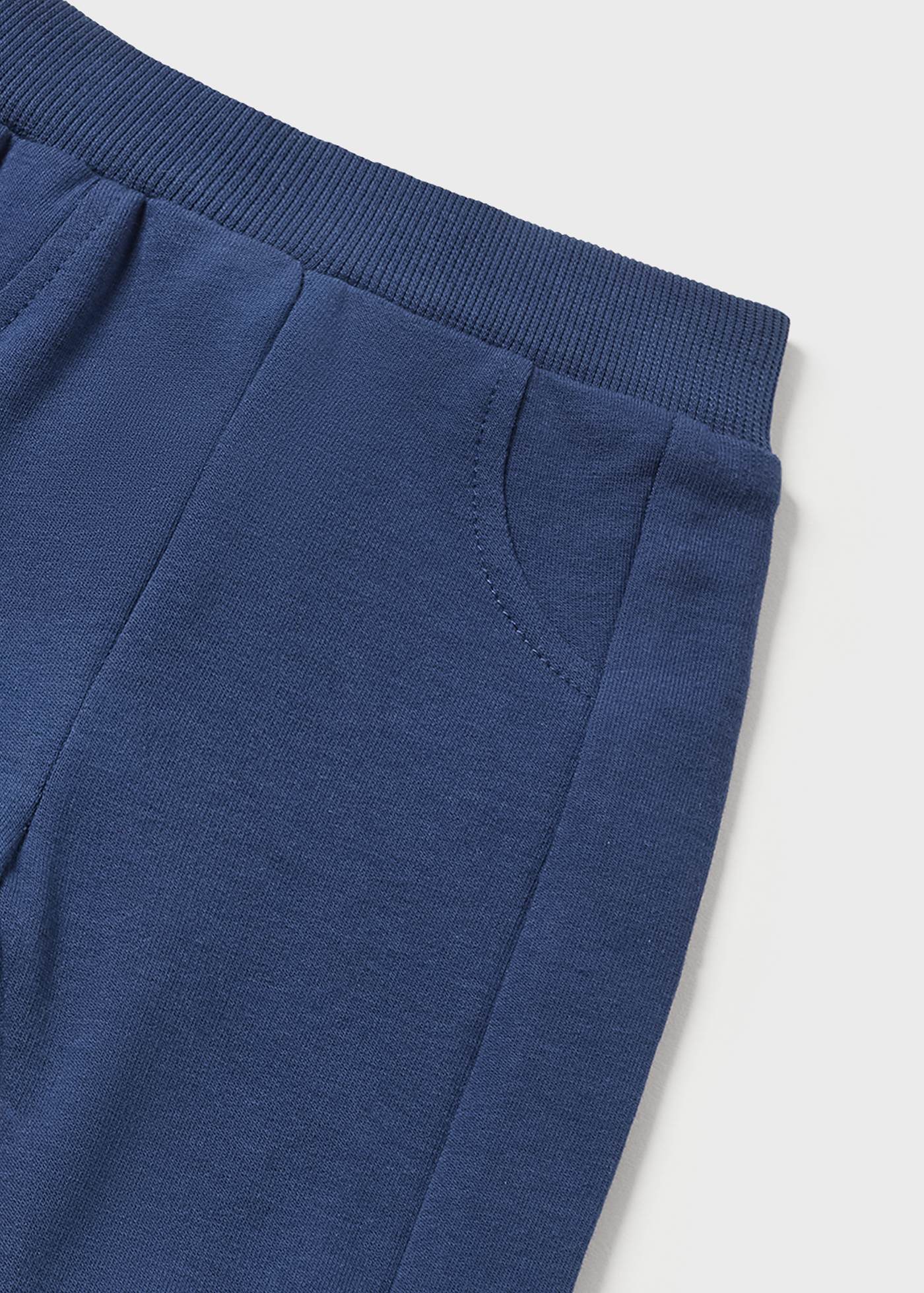 Conjunto de 4 peças em algodão sustentável para recém-nascidos.
