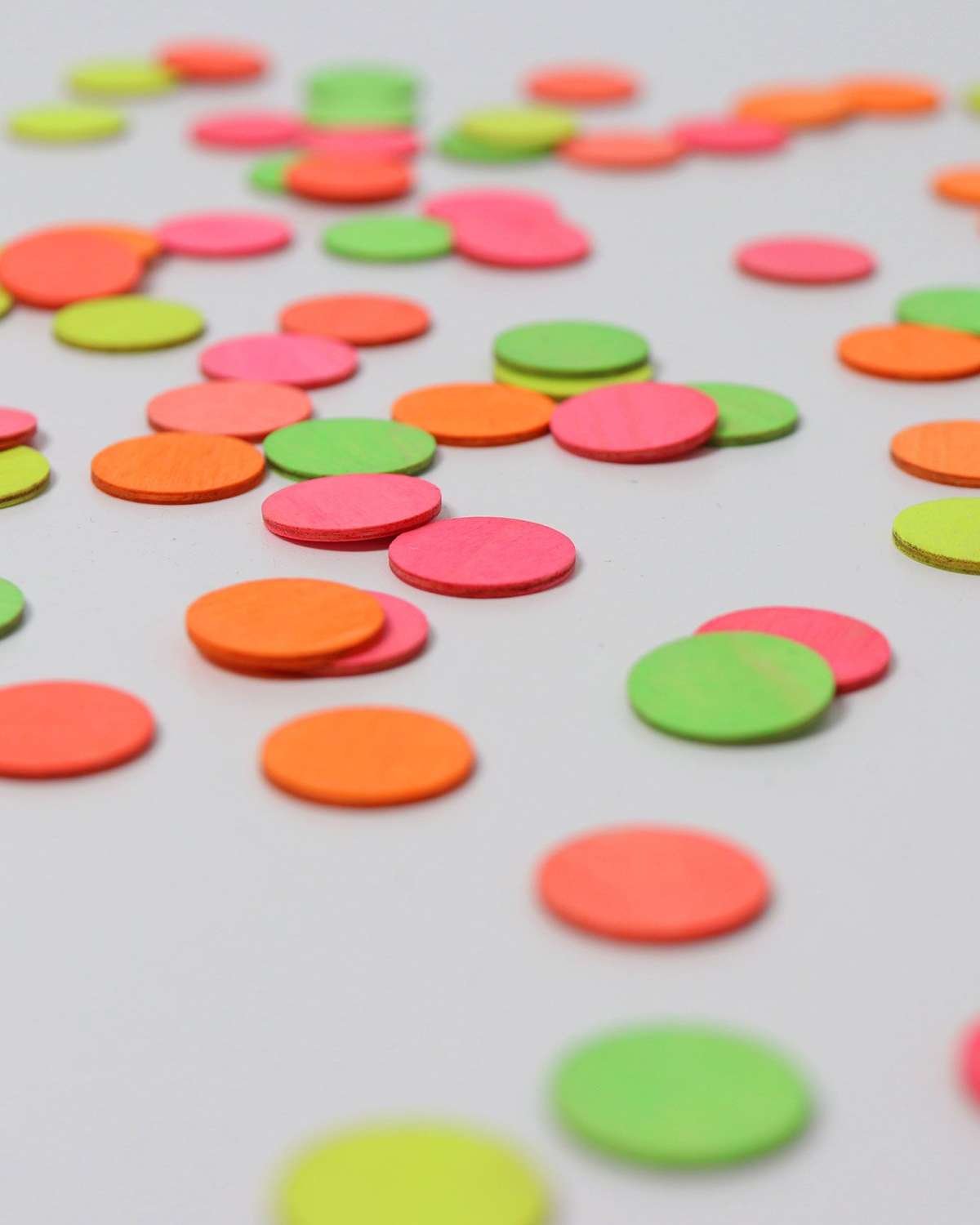 Konfetti i tre til lek og Bursdagsring dekorasjon – 100stk | Neon Confettidots