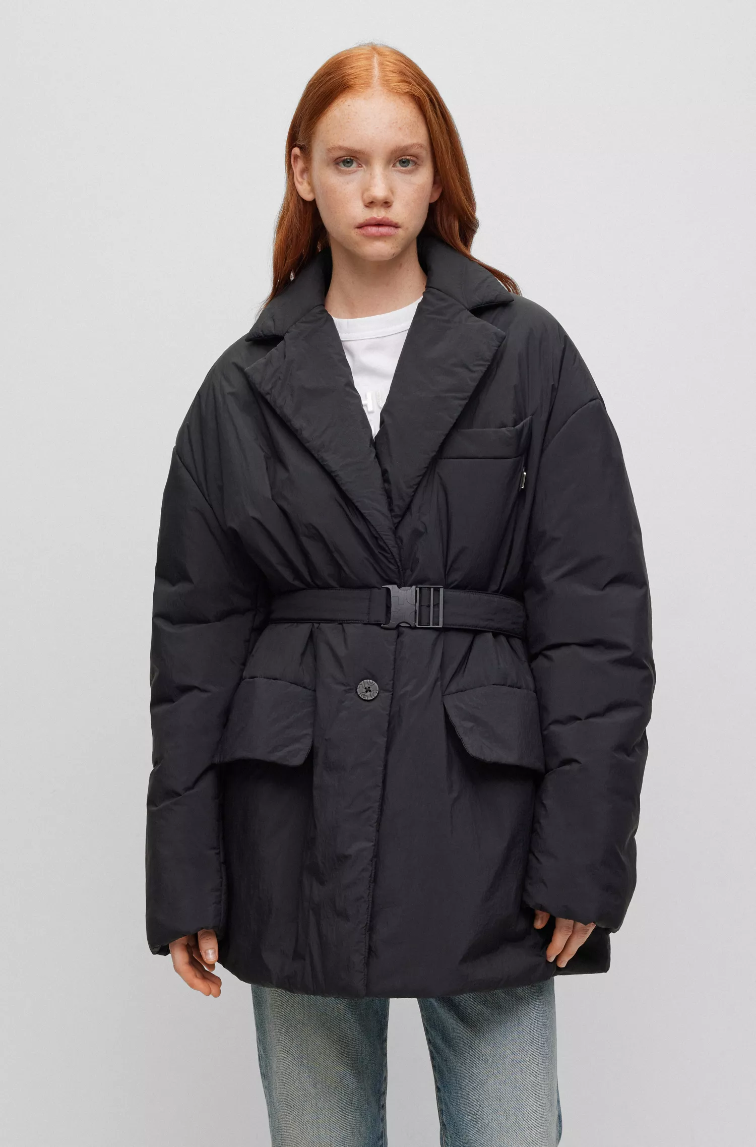 Jaqueta oversized HUGO com cinto vermelho em tecido repelente à água.