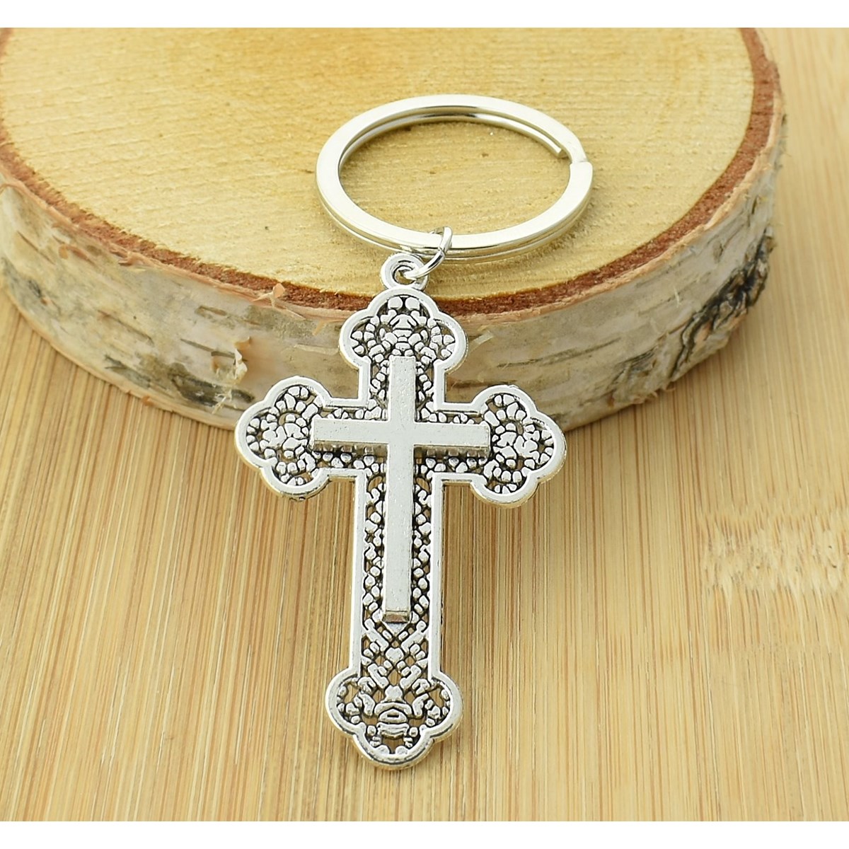 Porte-clés croix chrétienne tréflée argenté