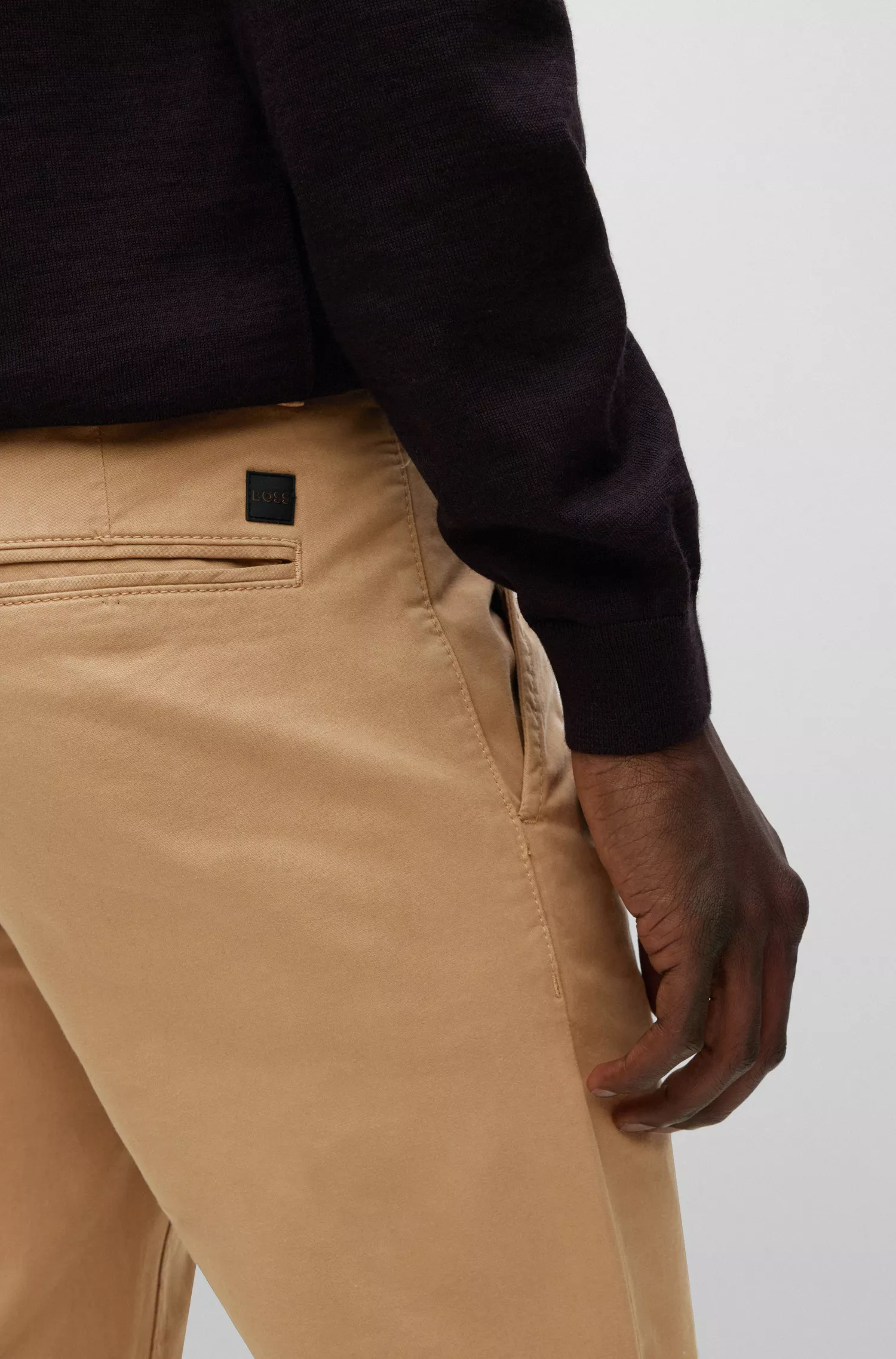 Calça BOSS laranja, corte slim, em cetim de algodão elástico.