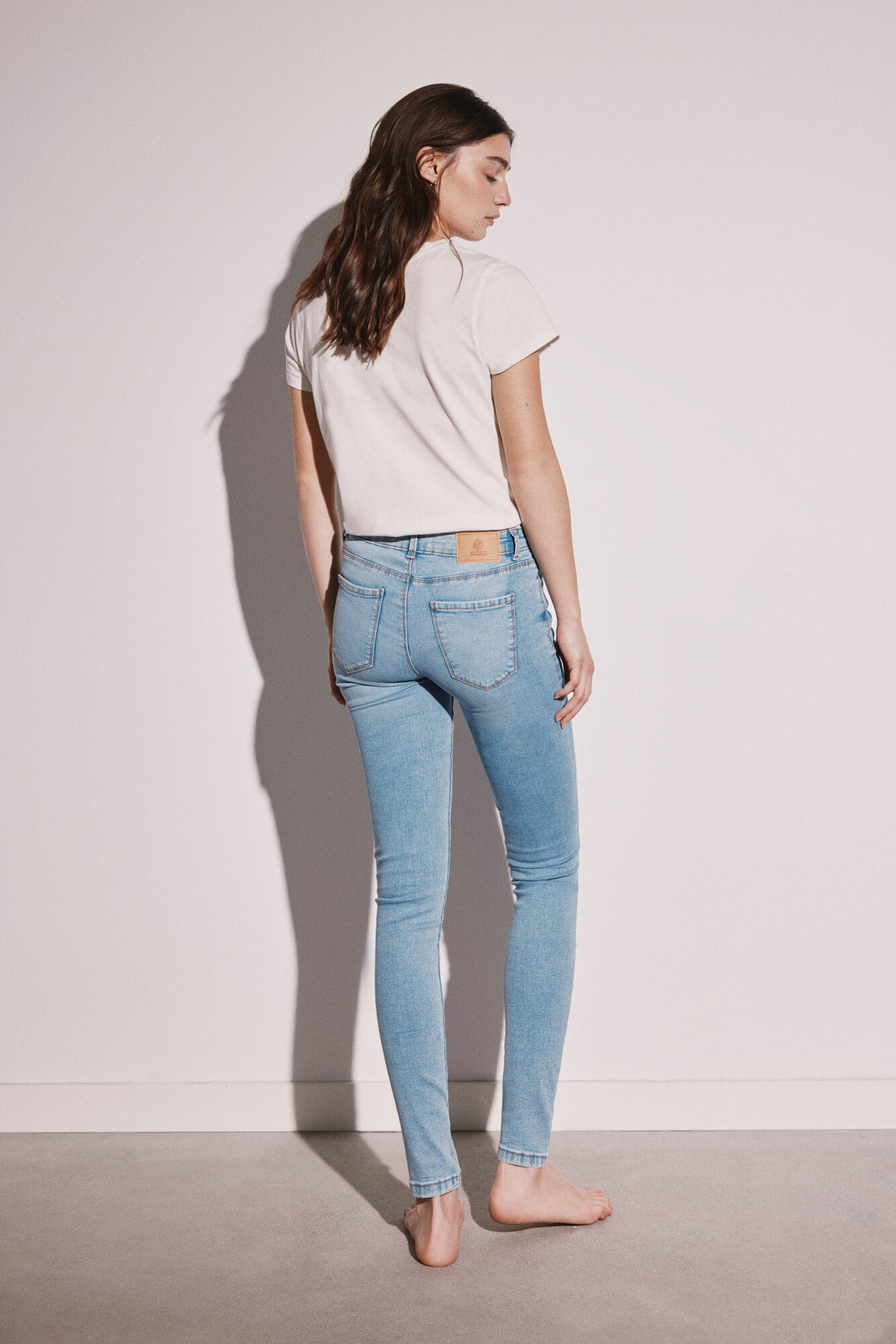 Calça jeans slim, lavagem sustentável