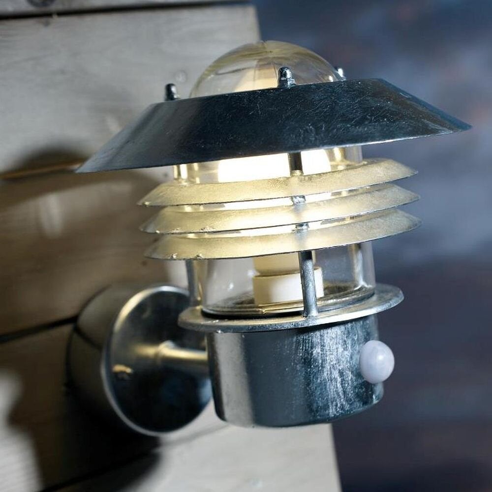 Vejers buitenwandlamp met sensor, gegalvaniseerd, staand, E27
