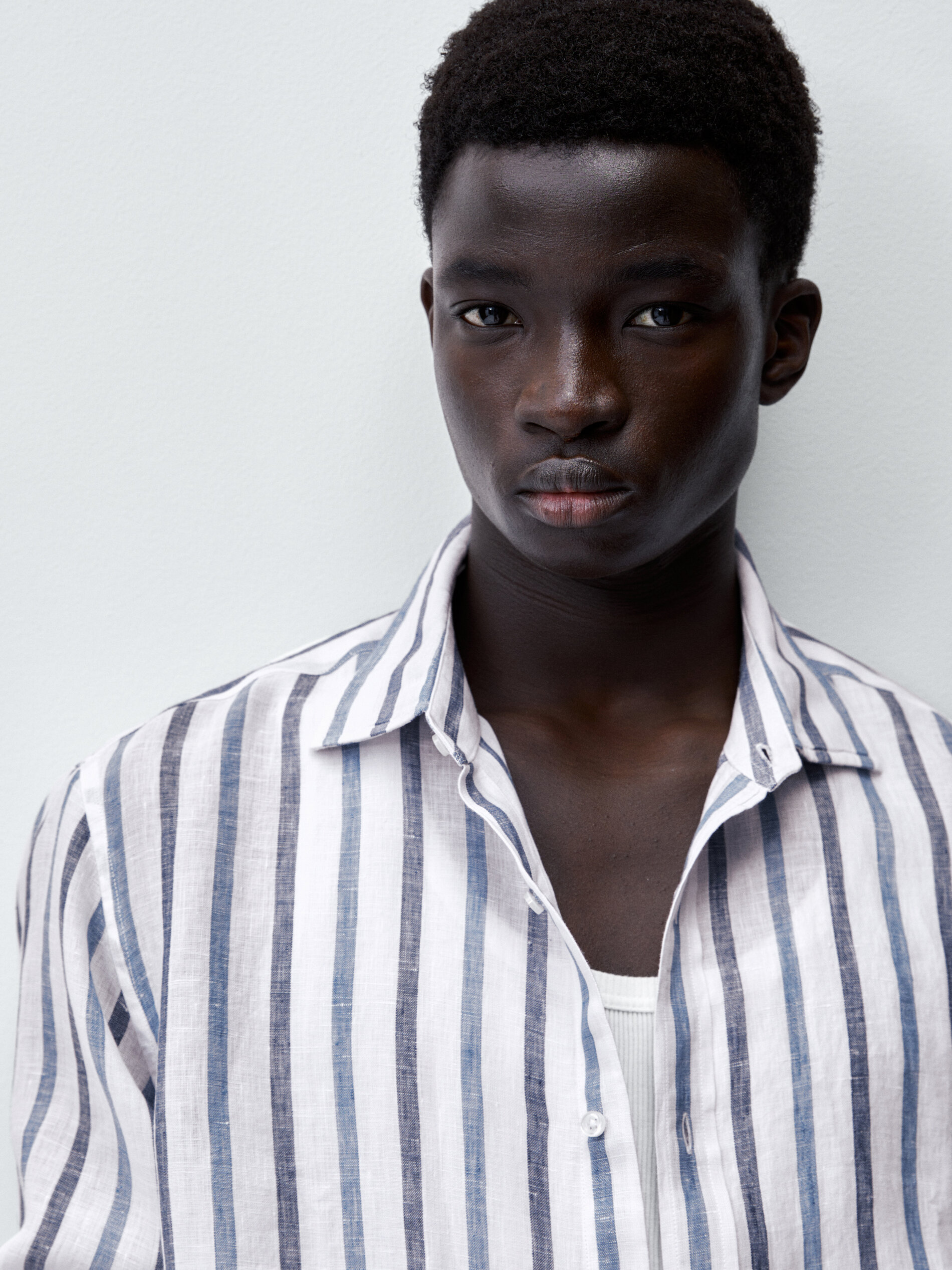 Camisa listrada de linho bicolor, corte slim - Azul claro