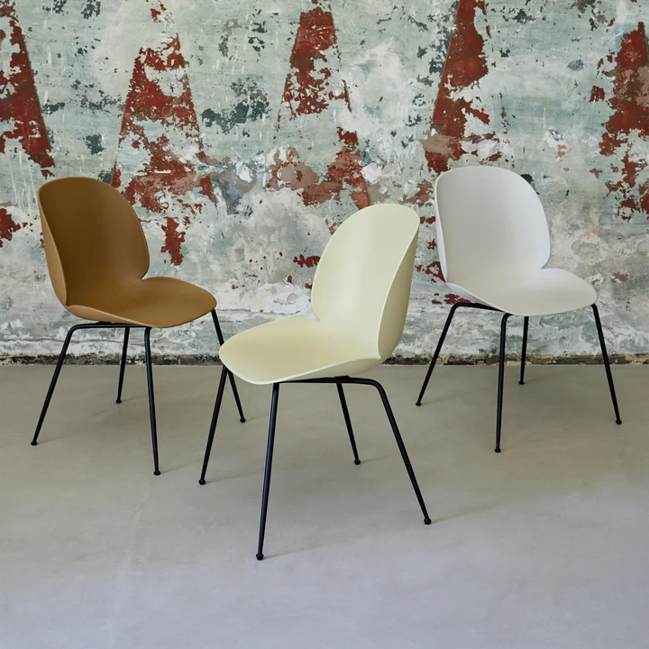Gubi - Beetle Dining Chair, Conic Base schwarz / new beige (4er Set)