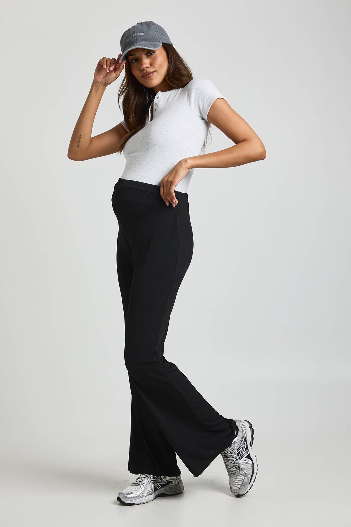 boohoo Pantalon Maternité Basique Côtelé à Taille Haute Évasé