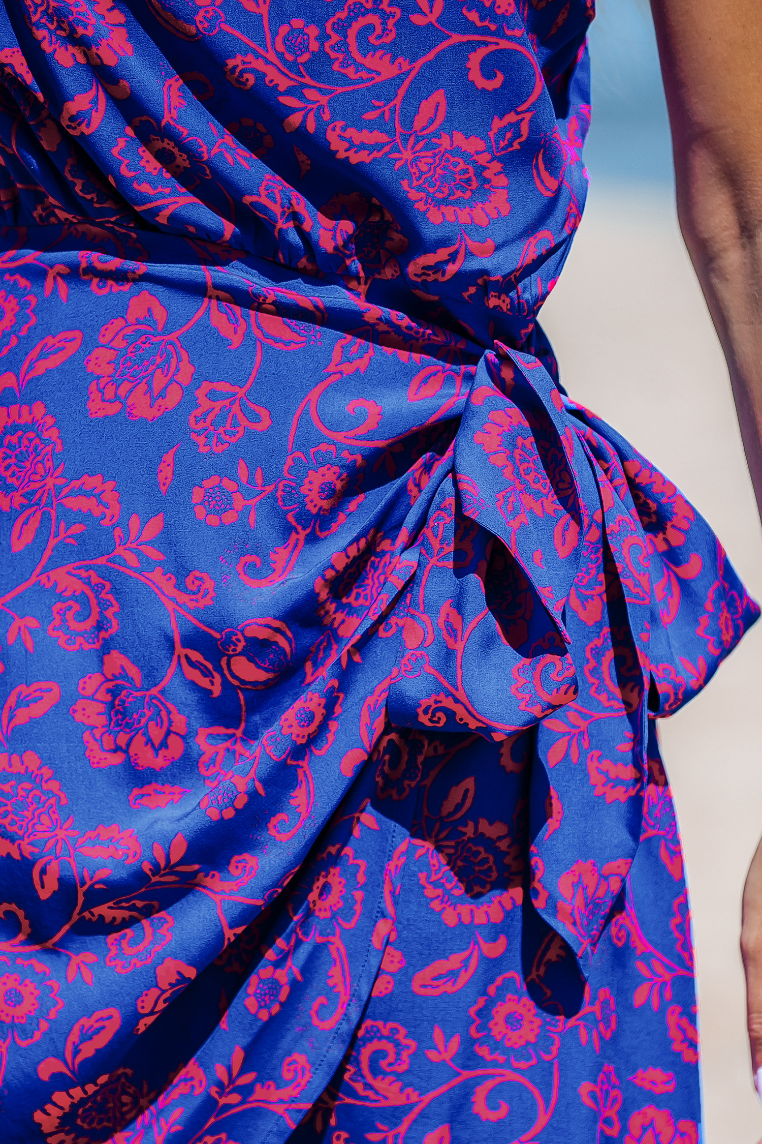 Robe mini asymétrique à une épaule et fleurs
