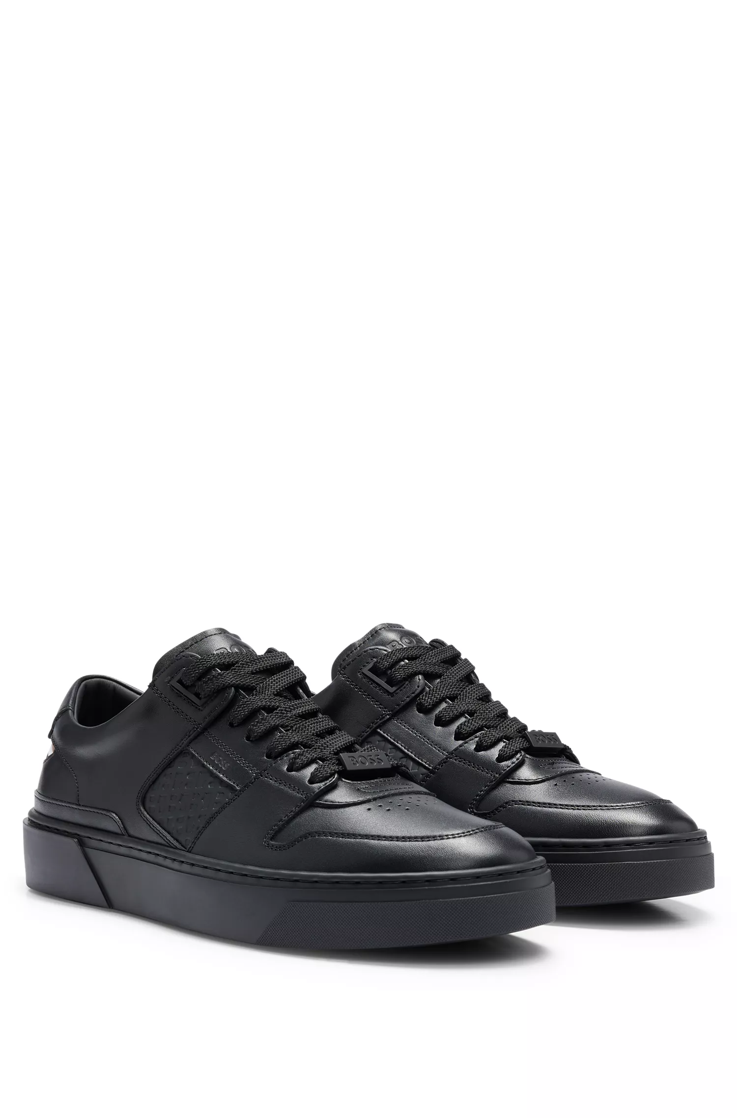 Tênis BOSS de couro preto com cadarço e detalhes de monograma.