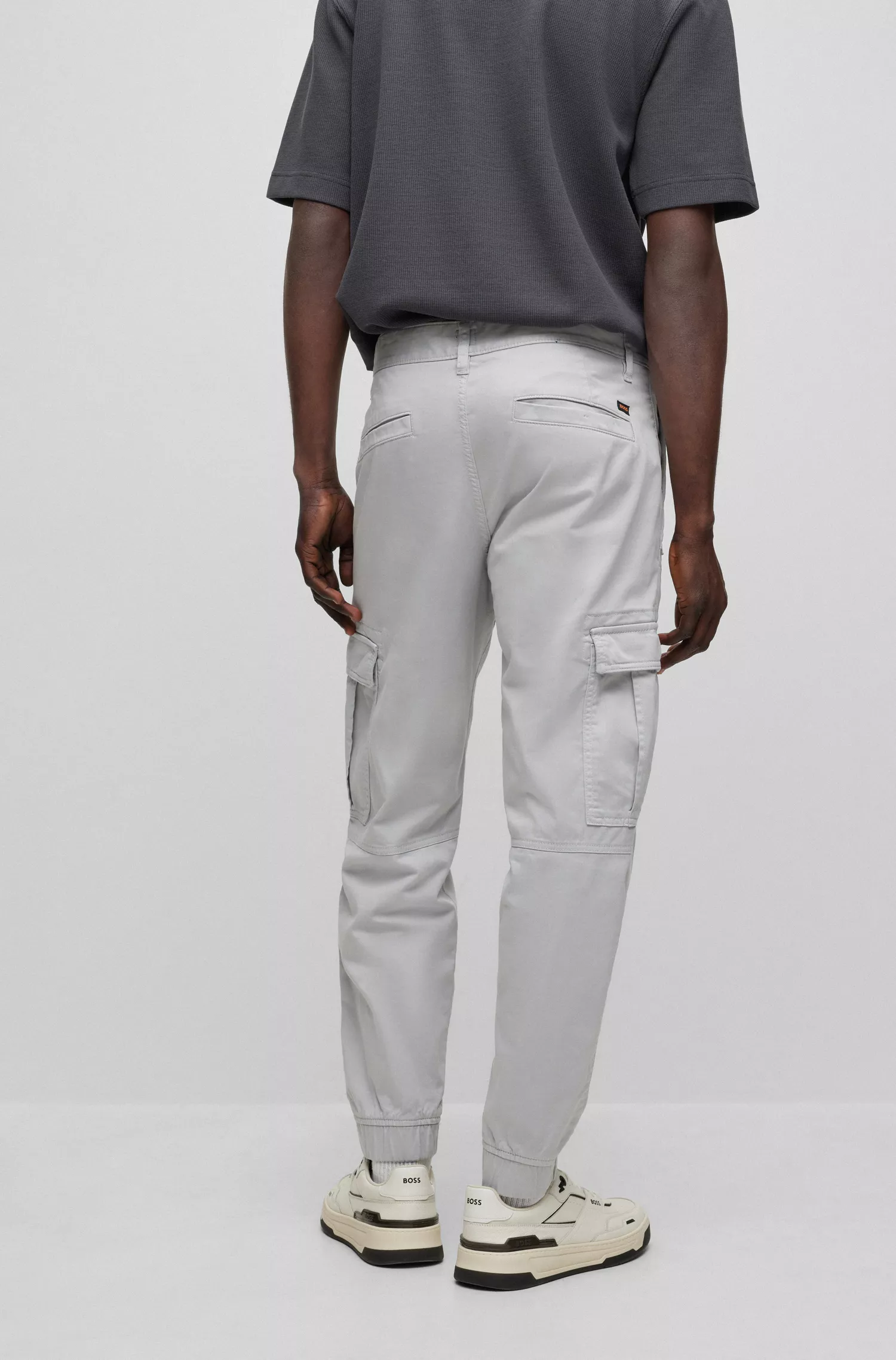 Calça cargo BOSS laranja, corte regular, em cetim de algodão elástico.