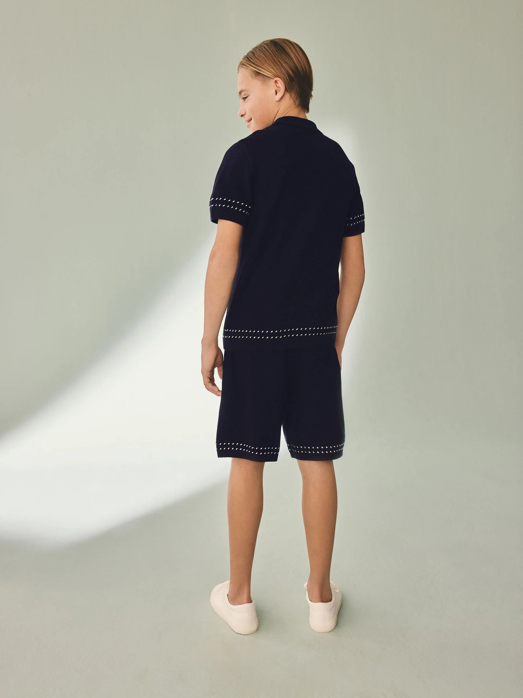 Donkerblauw - Set met getextureerd gebreid poloshirt met knoopsluiting en short (3-16jr)