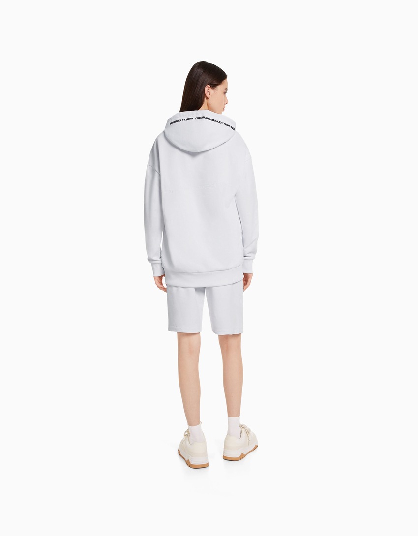 Bermuda de pelúcia BERSHKA com estampa BIZARRAP