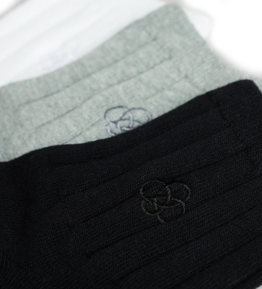 Conjunto de 3 pares de meias cano curto Superdry nas cores branca, cinza e preta.