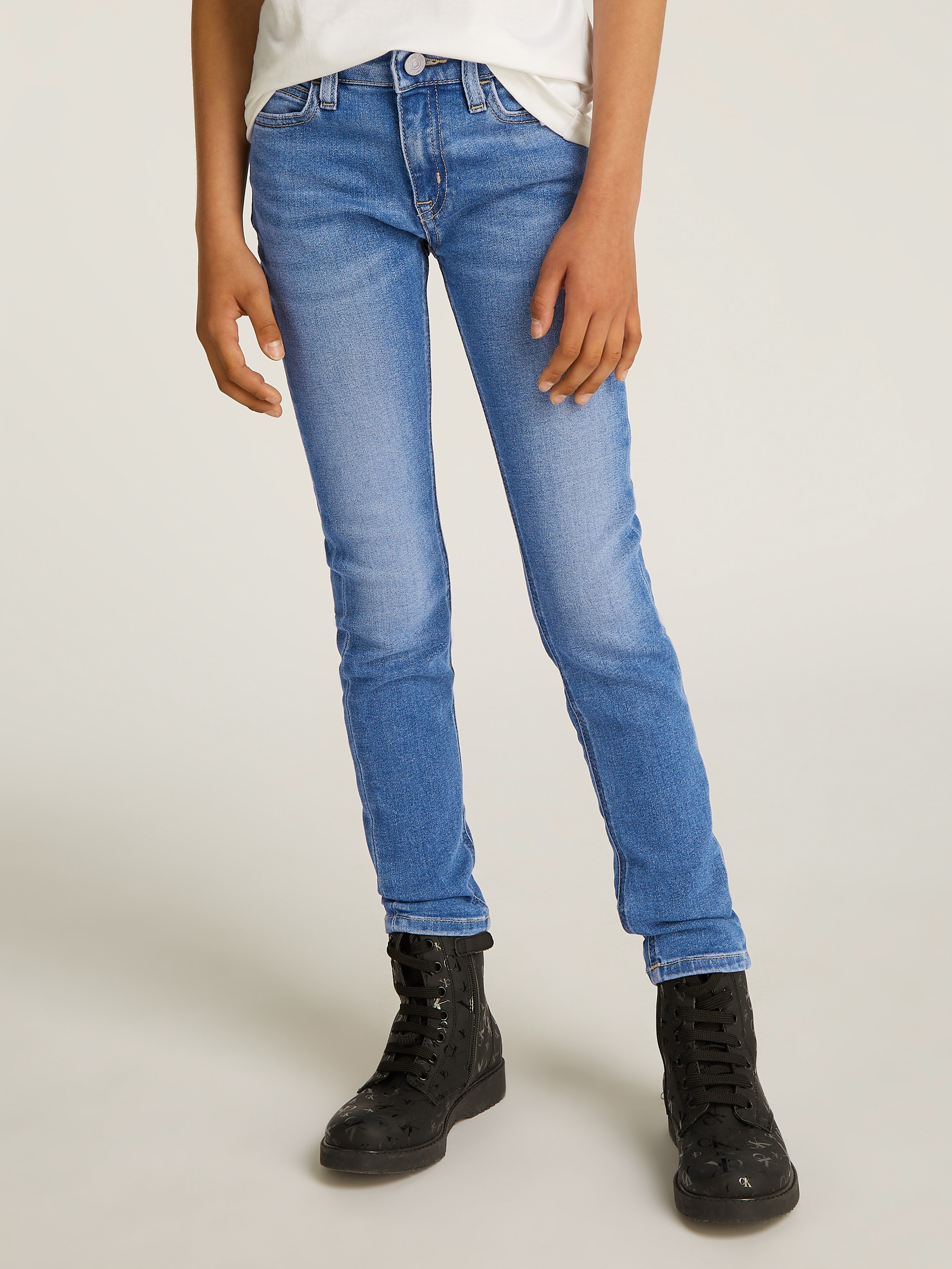 Calvin Klein Jeans Skinny-fit-Jeans »MR SKINNY ESS WASHED BLUE DENIM« für Kinder bis 16 Jahre mit Logopatch