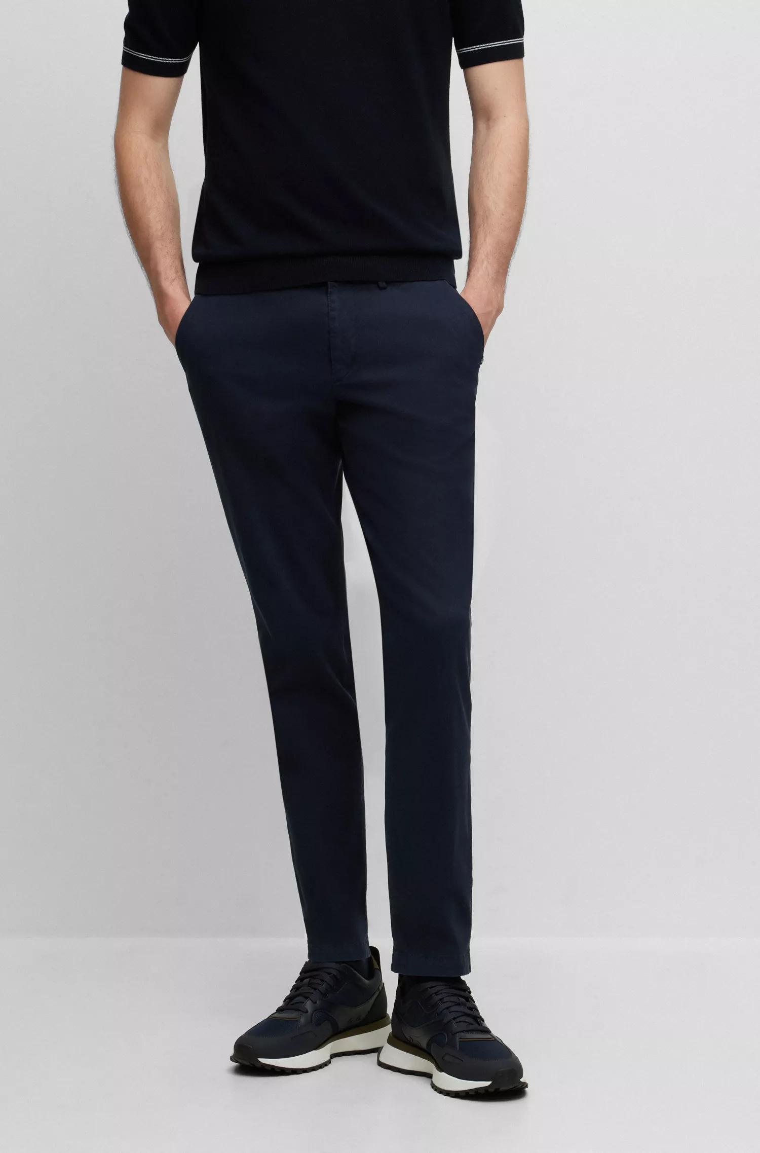 Calça chino BOSS preta, corte slim, em mistura de algodão elástico.