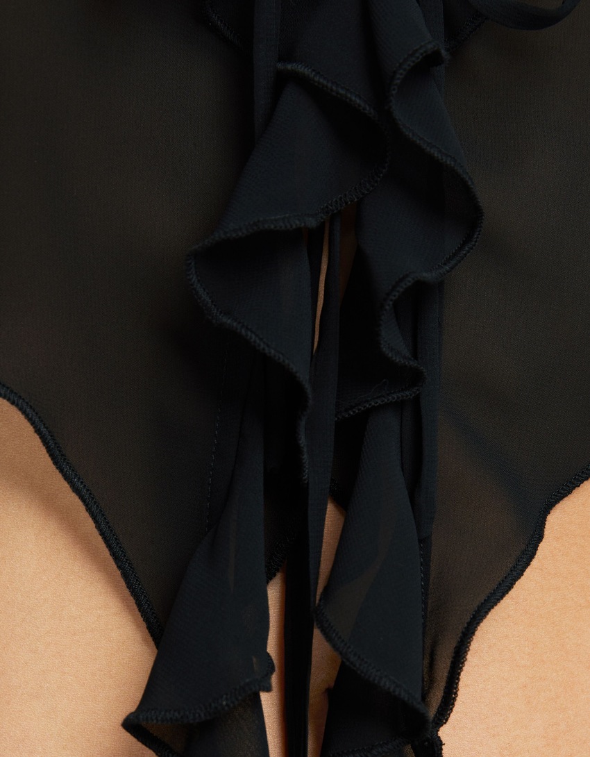 Blusa de chiffon com mangas compridas e babados