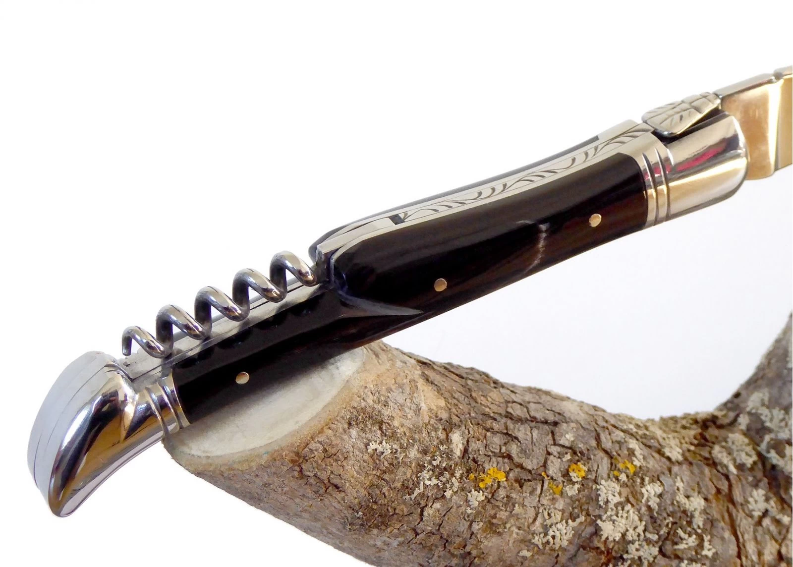 Couteau Laguiole avec un manche en Corne brune et tire bouchon et mitres Inox