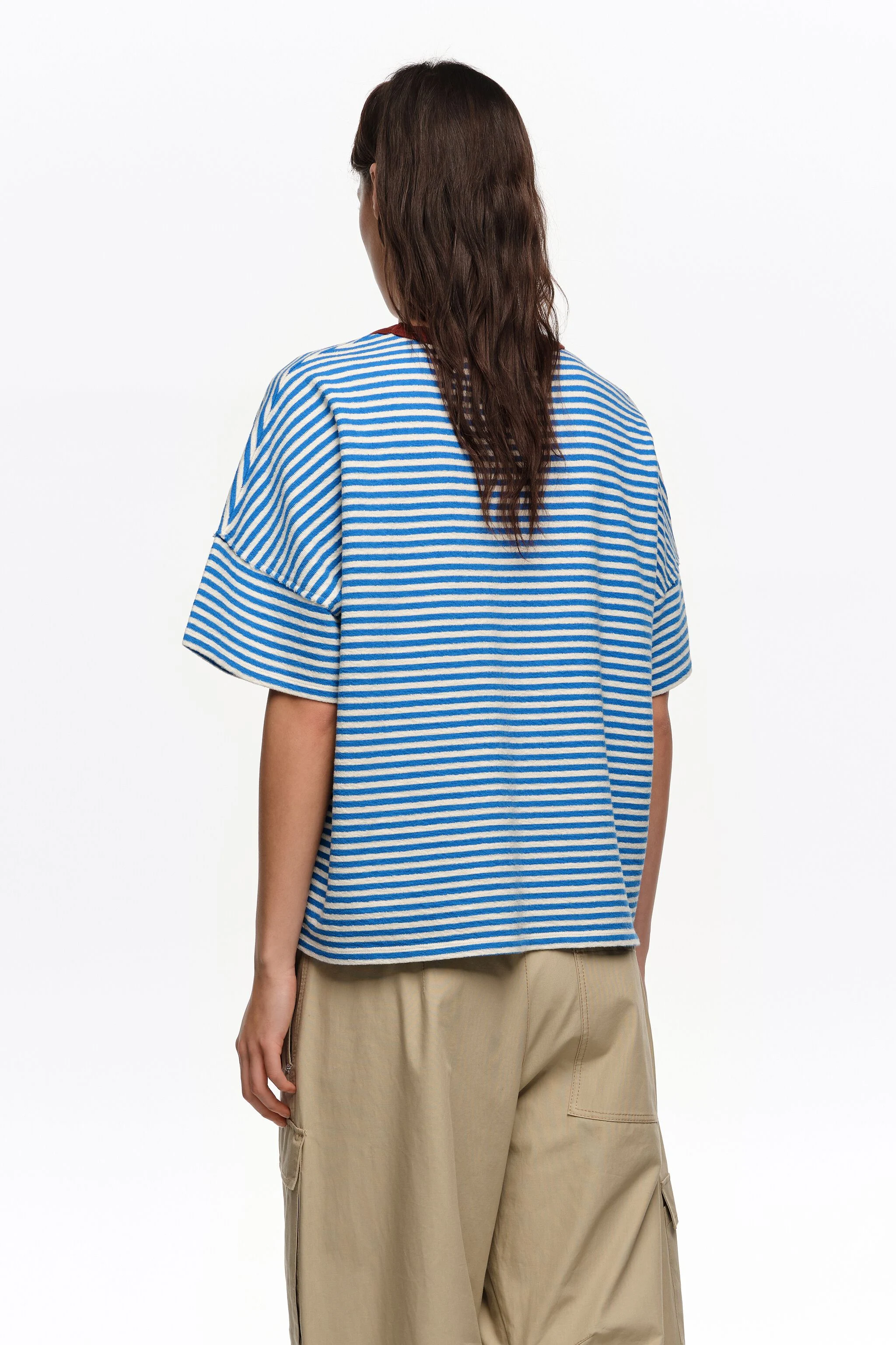 Camiseta azul com detalhes contrastantes em viés