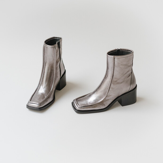 Boots à talons et bouts carrés, avec coutures apparentes  en cuir craquelé argent foncé