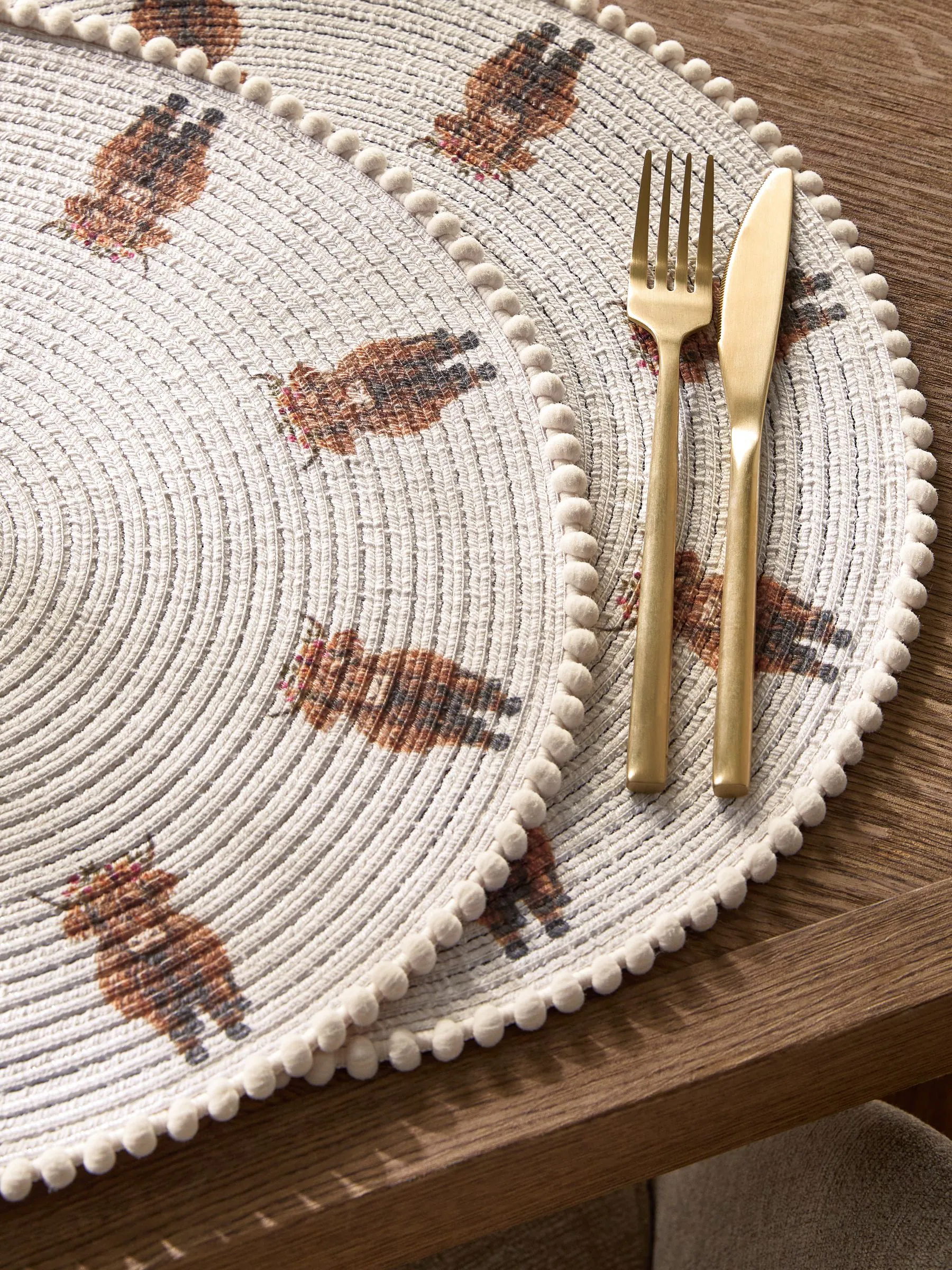 Set van 4 Hamish The Highland Cow placemats met pomponrand