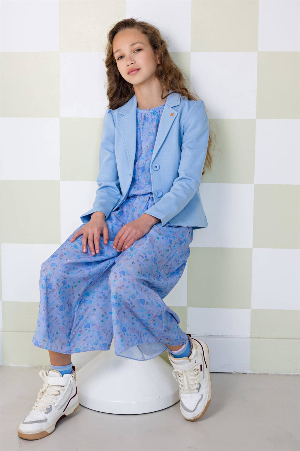 NONO gebloemde jumpsuit Sasia van polyester lichtblauw
