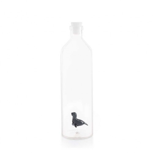 Garrafa de água transparente com design de vedação.