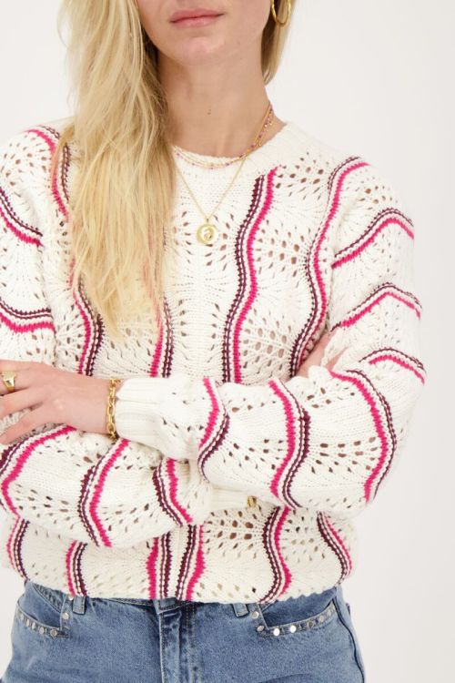 Witte trui ajour met rode en roze strepen
