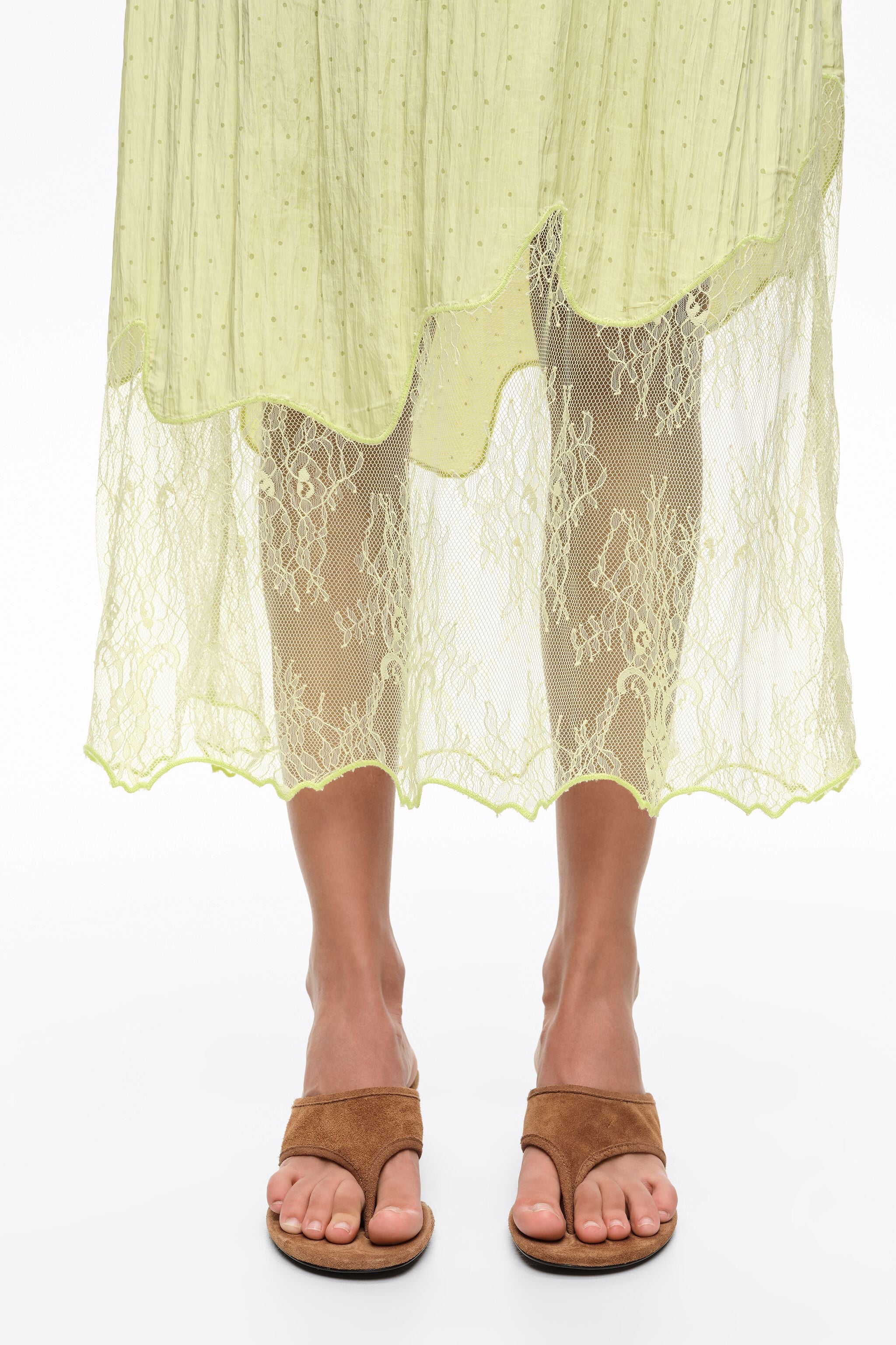 Vestido curto verde-oliva com alças de renda e bolinhas