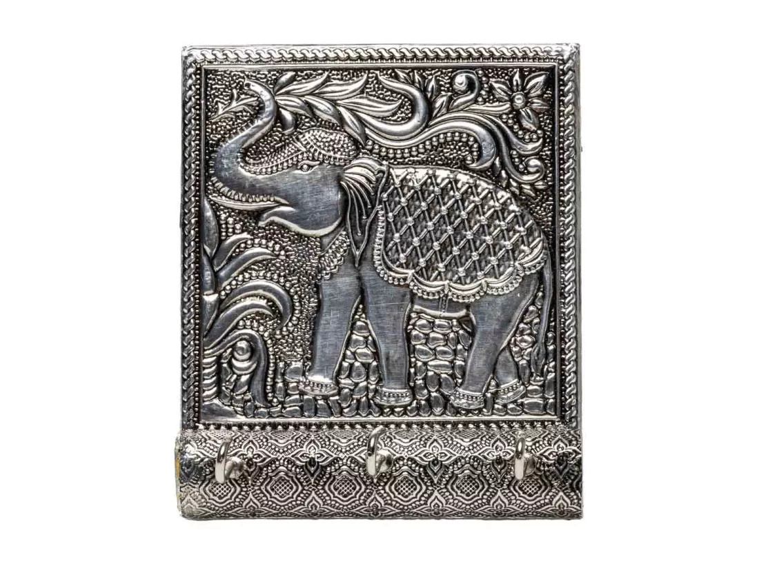 Porte-clés en métal repoussé argenté 12,5x7,5x2h