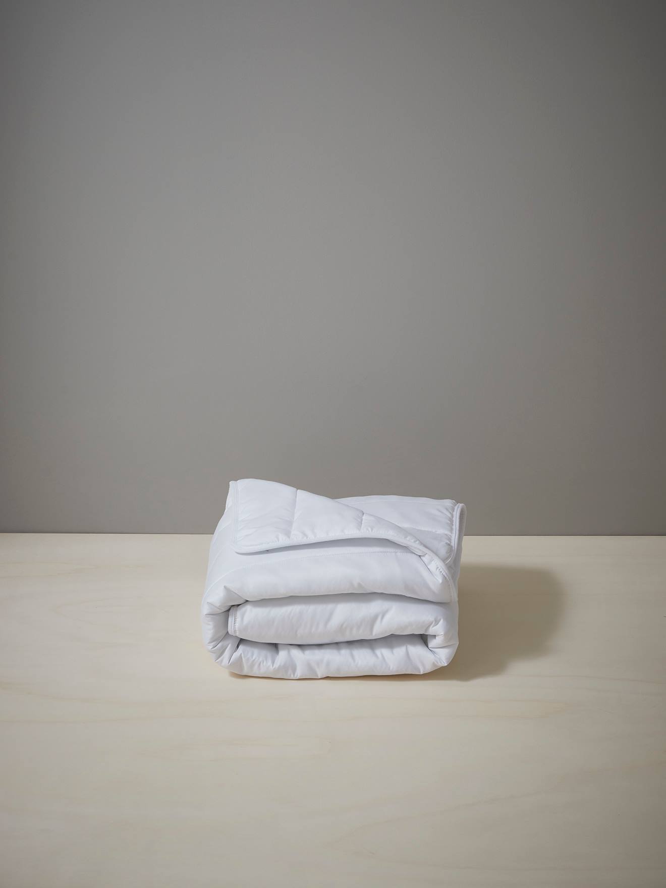 Cobertor leve para bebê, feito de microfibra fácil de limpar, branco.