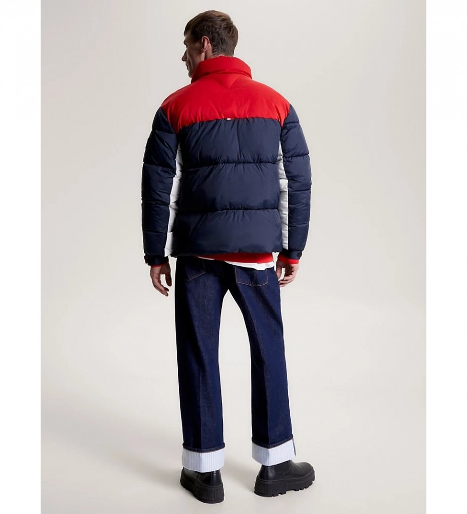Jaqueta Tommy Hilfiger New York Warm, azul marinho e vermelho reciclados.