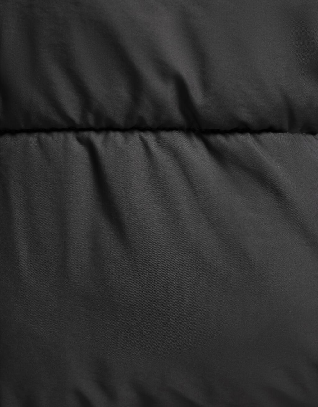 Jaqueta puffer oversized com capuz.