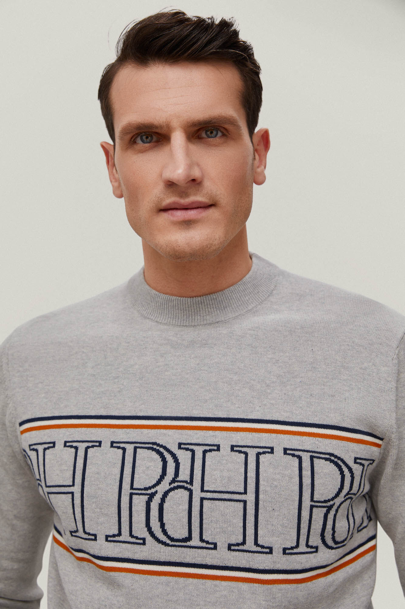 Camisa de gola redonda com logotipos no peito - Cinza