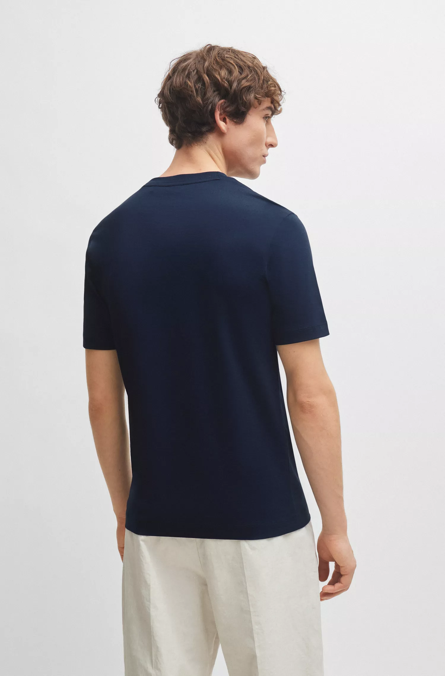 Camiseta BOSS preta em malha de algodão com modelagem regular.