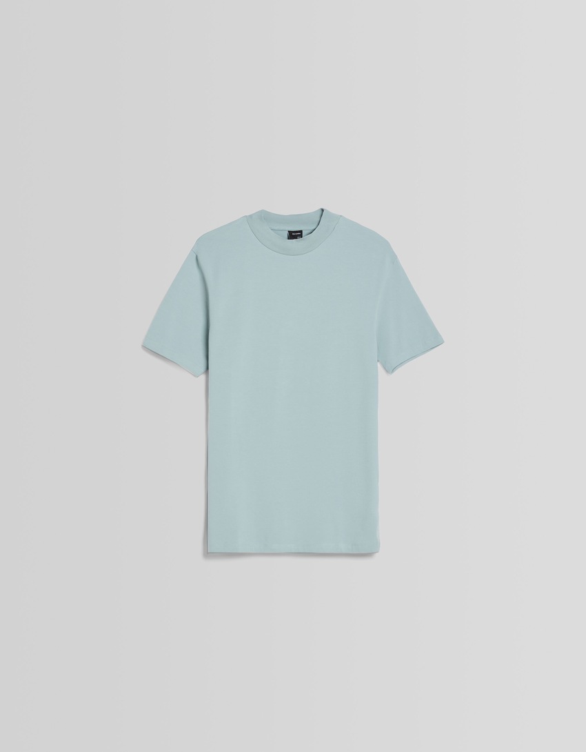 Camiseta de manga curta e gola alta