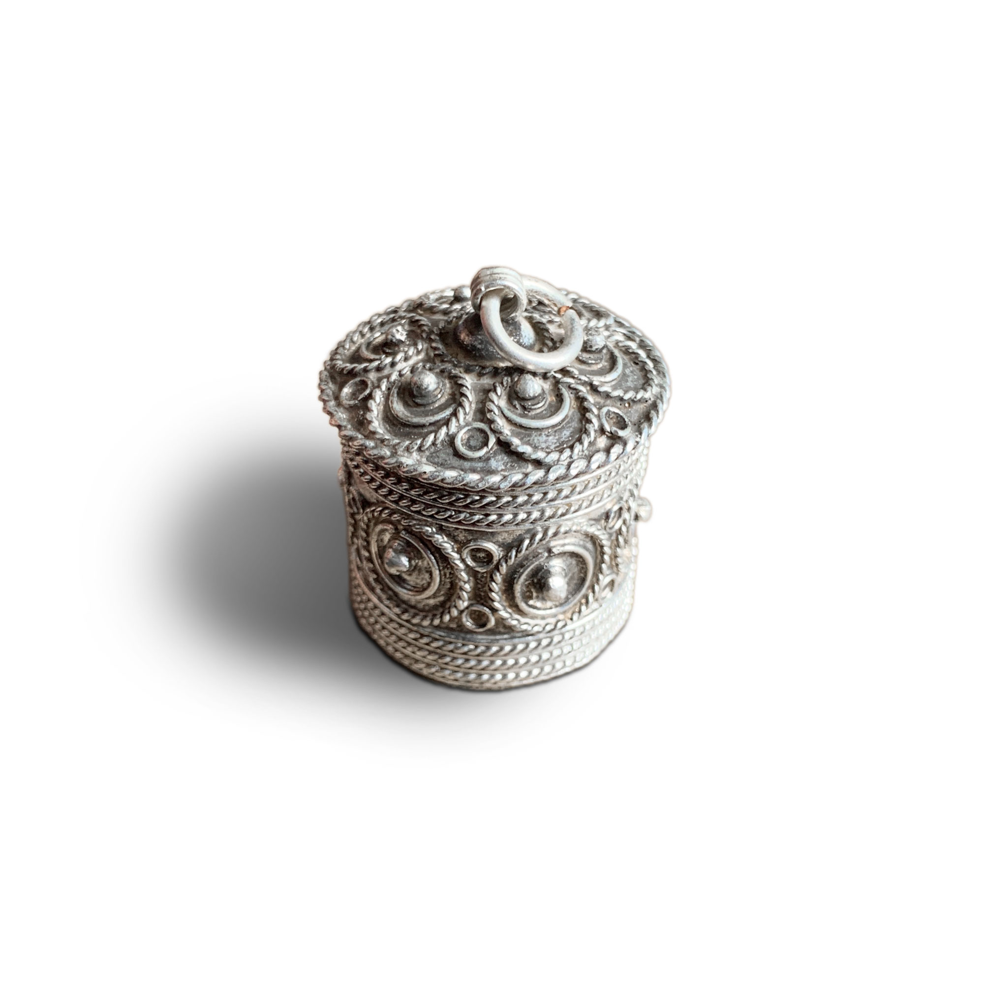 Metall-Schmuckdose, silber, Ø 2,7 cm, H 2,8 cm von fischer's lagerhaus