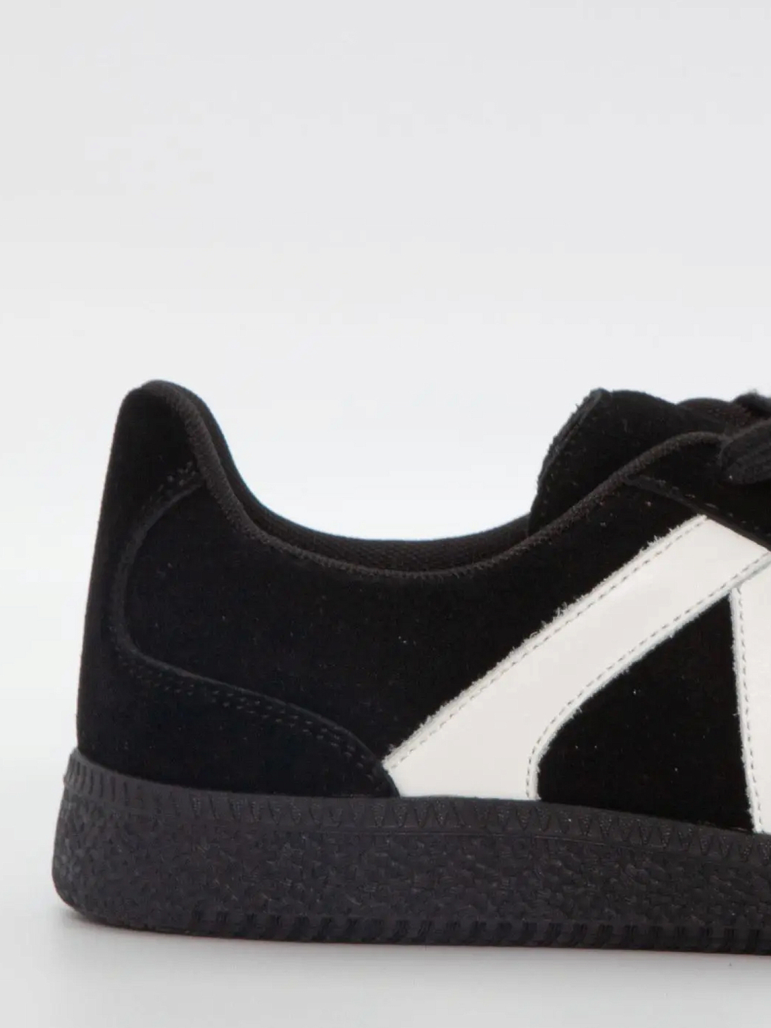 Duffy Pineto Black Sneaker