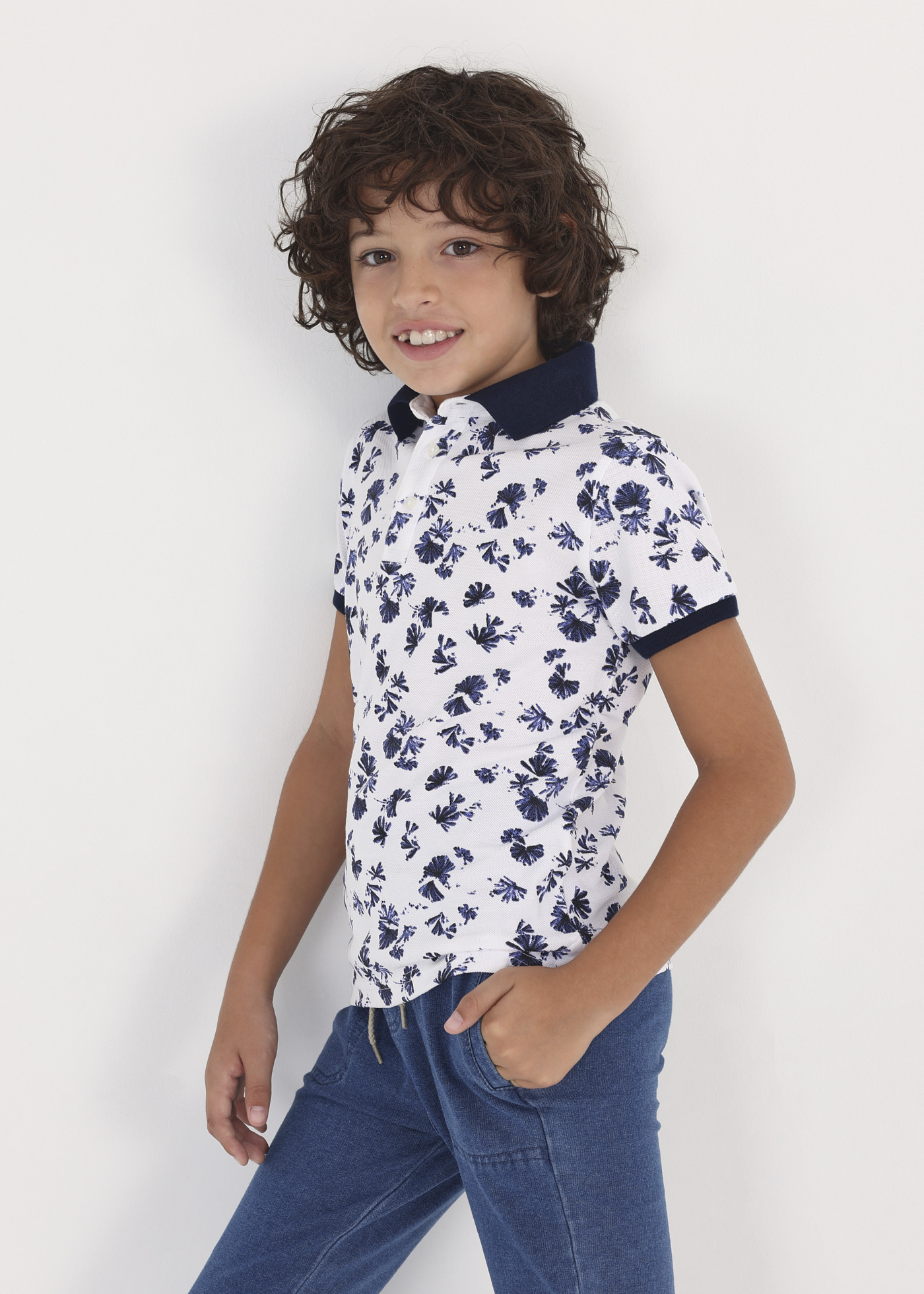 Camisa polo infantil em algodão sustentável com estampa.