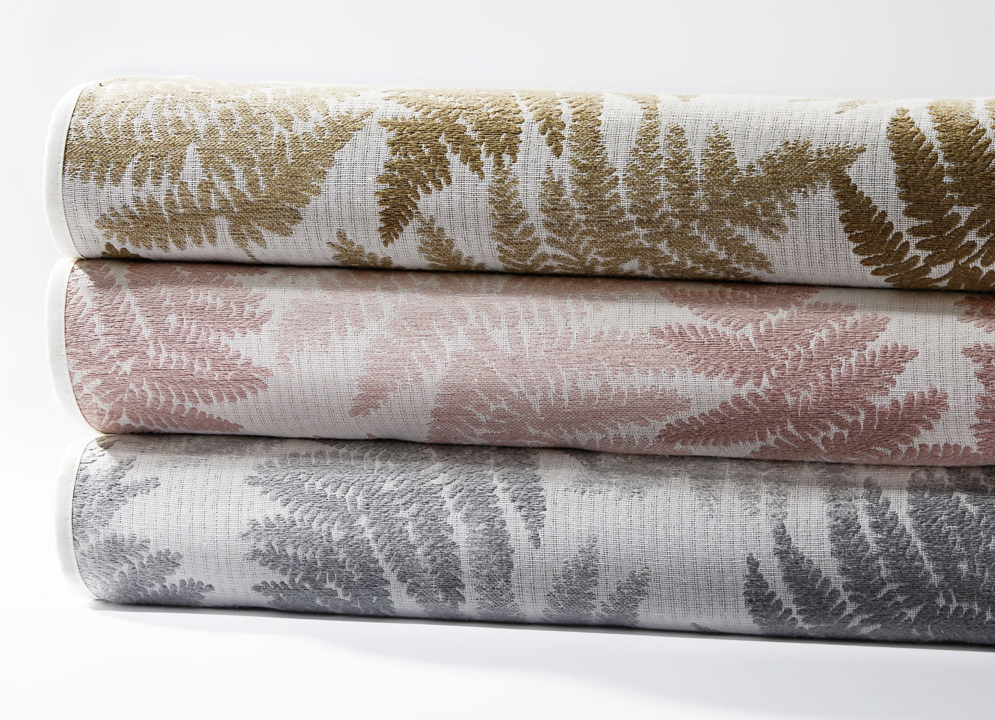 Tagesdecke mit naturnahen Blättermotiven
