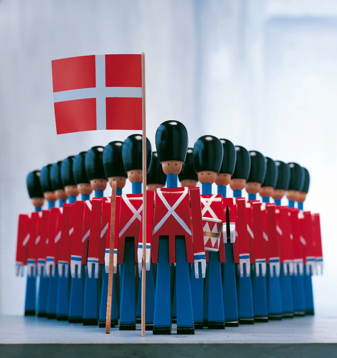 Kay Bojesen  Fanebærer med tekstilflag - H: 28,5 cm.
