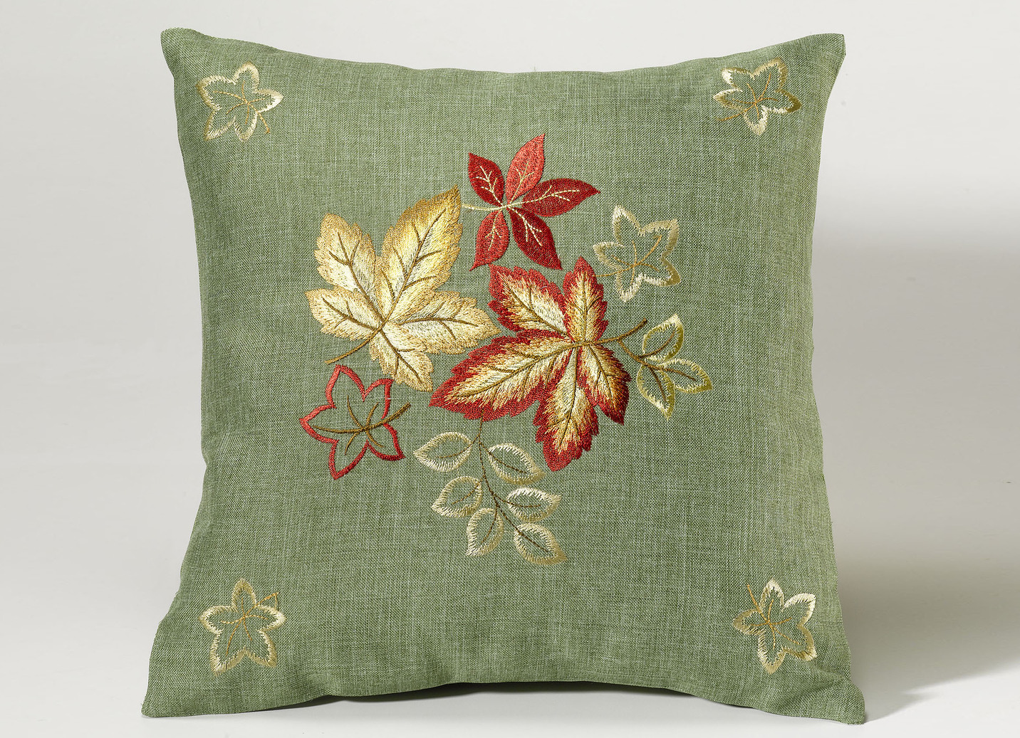 Tisch- und Raumdekoration mit herbstlicher Stickerei