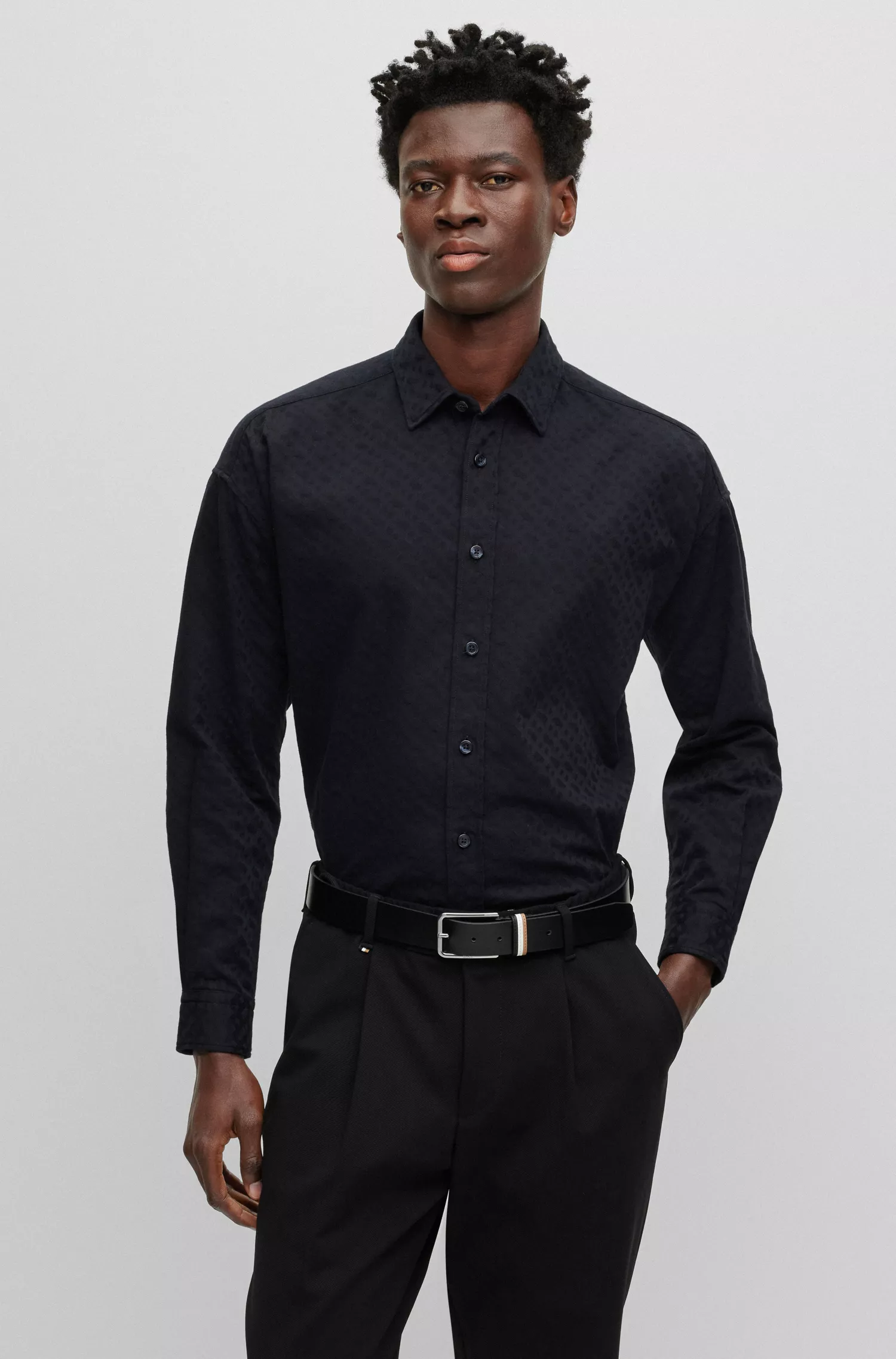 Camisa BOSS preta de corte relaxado em sarja de algodão com monograma.